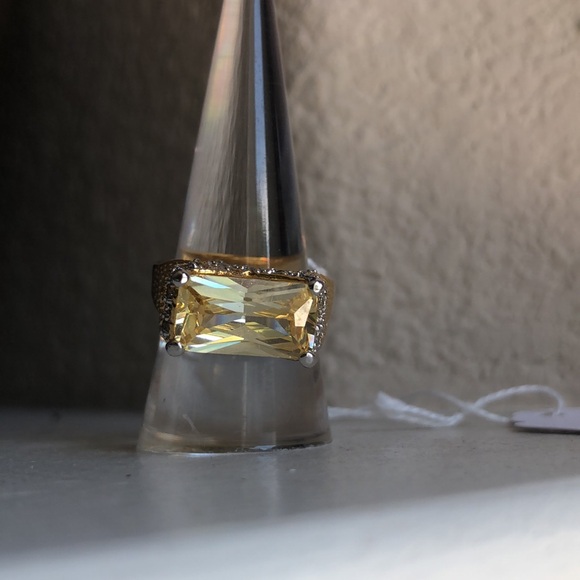 Elegant Gold and Yellow Gemstone Ring - Picture 3 of 3